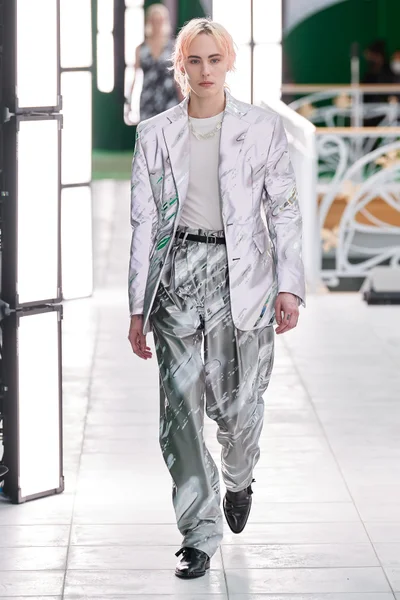 Look 28